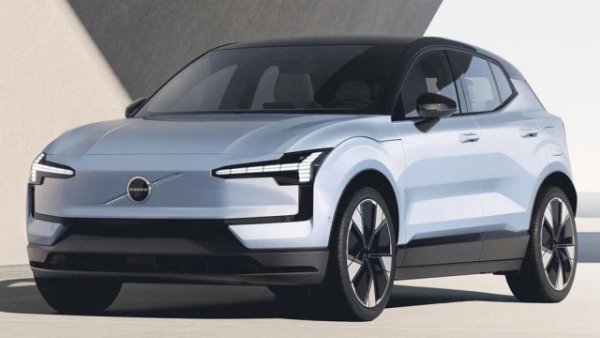 Втора позиция в специалната класация Electric Premium със 7360 продадени единици през януари и февруари за ръст от 26,3%. EX30 е най-успешният модел с нулеви емисии в Европа от индустриалната група Geely, която притежава марката Volvo.

Опростени и модерни линии с дължина 423 см за градски кросоувър, много компактна каросерия. Личат акценти в затворената предна част, в много хоризонталния преден капак и в светлинните клъстери „Чукът на Тор“. 30% от материалите, използвани за интериора, са рециклирани, стриктно спазвайки философията за устойчивост зад скандинавския дизайн . 

Целият проект се върти около вариантите със задно разположен двигател с мощност 272 к.с. и батерия с капацитет 51 или 69 kWh. Последната е предназначена и за версията с двоен двигател с мощност 428 к.с. и задвижване на четирите колела . Максималната декларирана автономност достига 476 км.